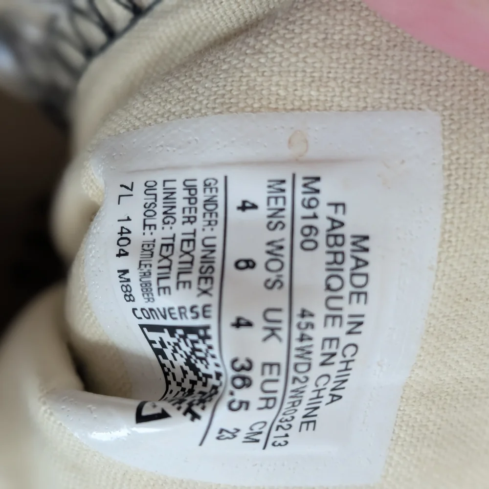 Great Condition: Converse Chuck Taylor All Star Women 6/Men 4